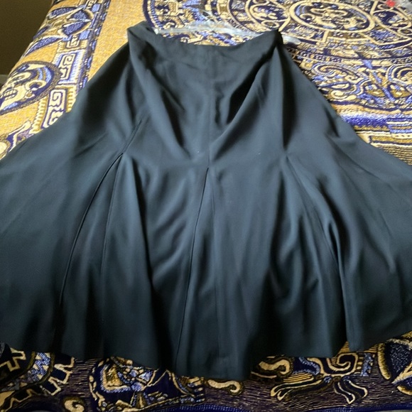 Black Tulip Skirt - nice shape! - Picture 2 of 4